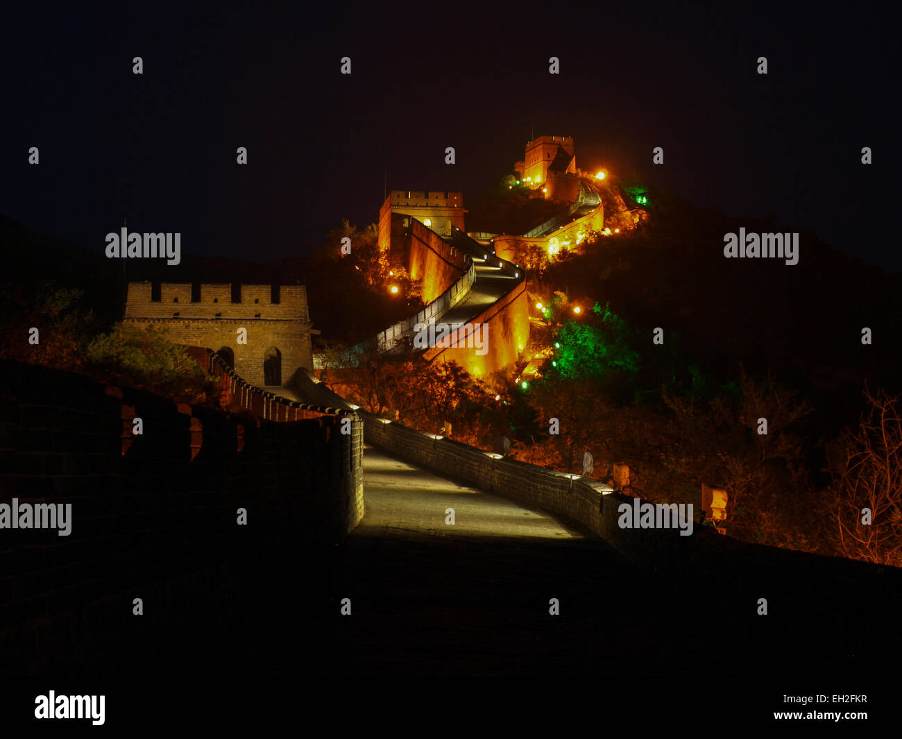 Chinesische Mauer Badaling bei Nacht ausgesetzt langfristige beleuchtet Stockfoto