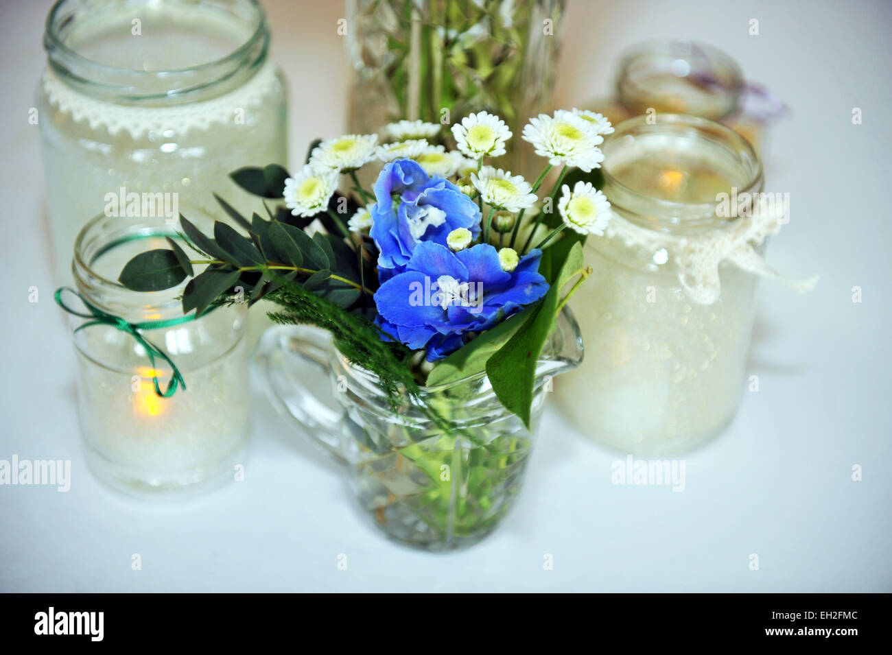 Jam Jar mit Land Blumen auf einer Hochzeit. Stockfoto