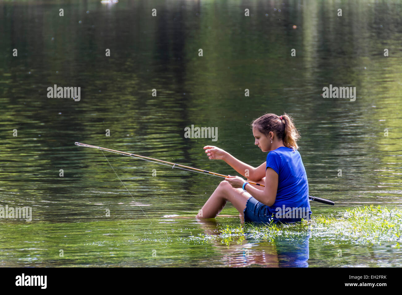 Junges Mädchen Forellenangeln im Fluss Caney Gabel in zentralen Tennessee Stockfoto