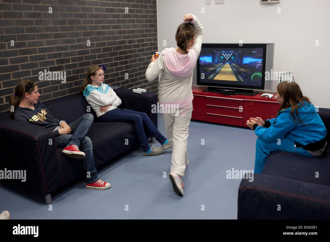 Bei einem Jugendprojekt in Rogerfield und Easterhouse; Unter 12 Jahren spielen an einem Videospiel Stockfoto