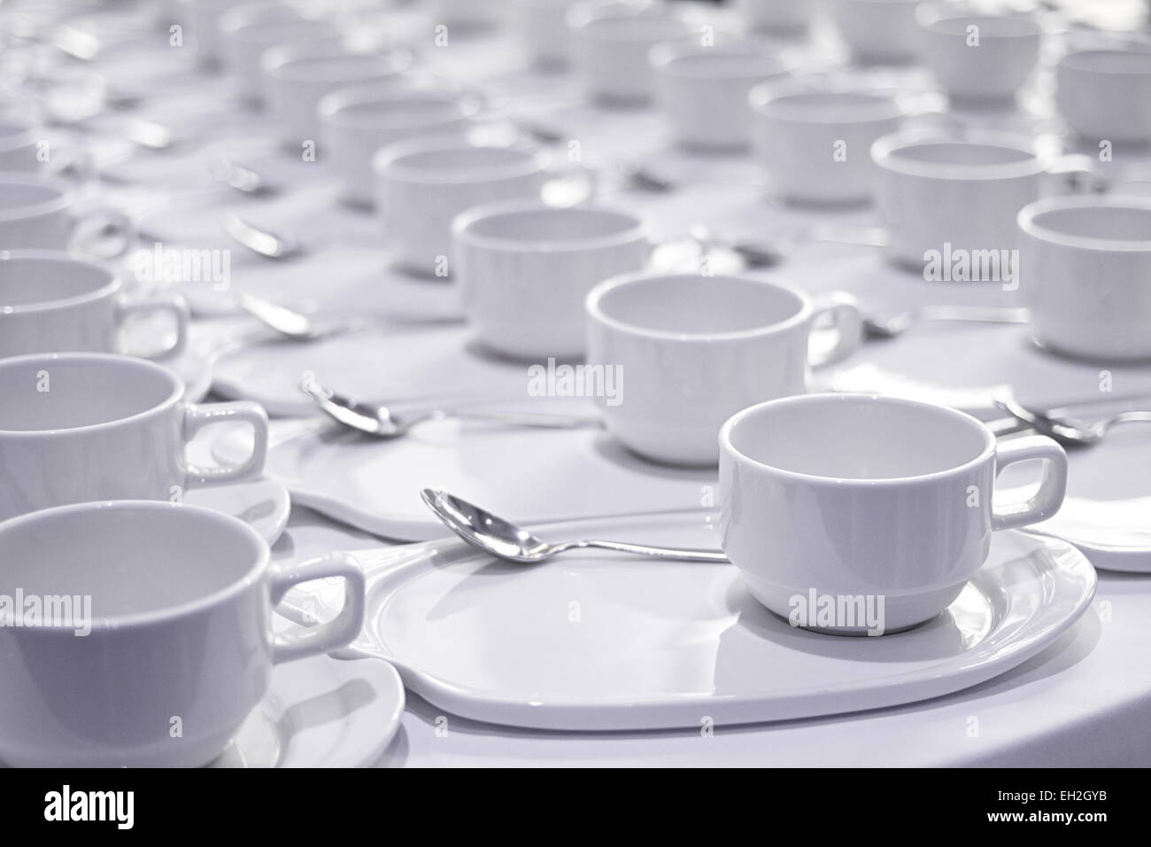 Stapel von Kaffeetassen mit Silber Teelöffel vorbereiten meeting Stockfoto