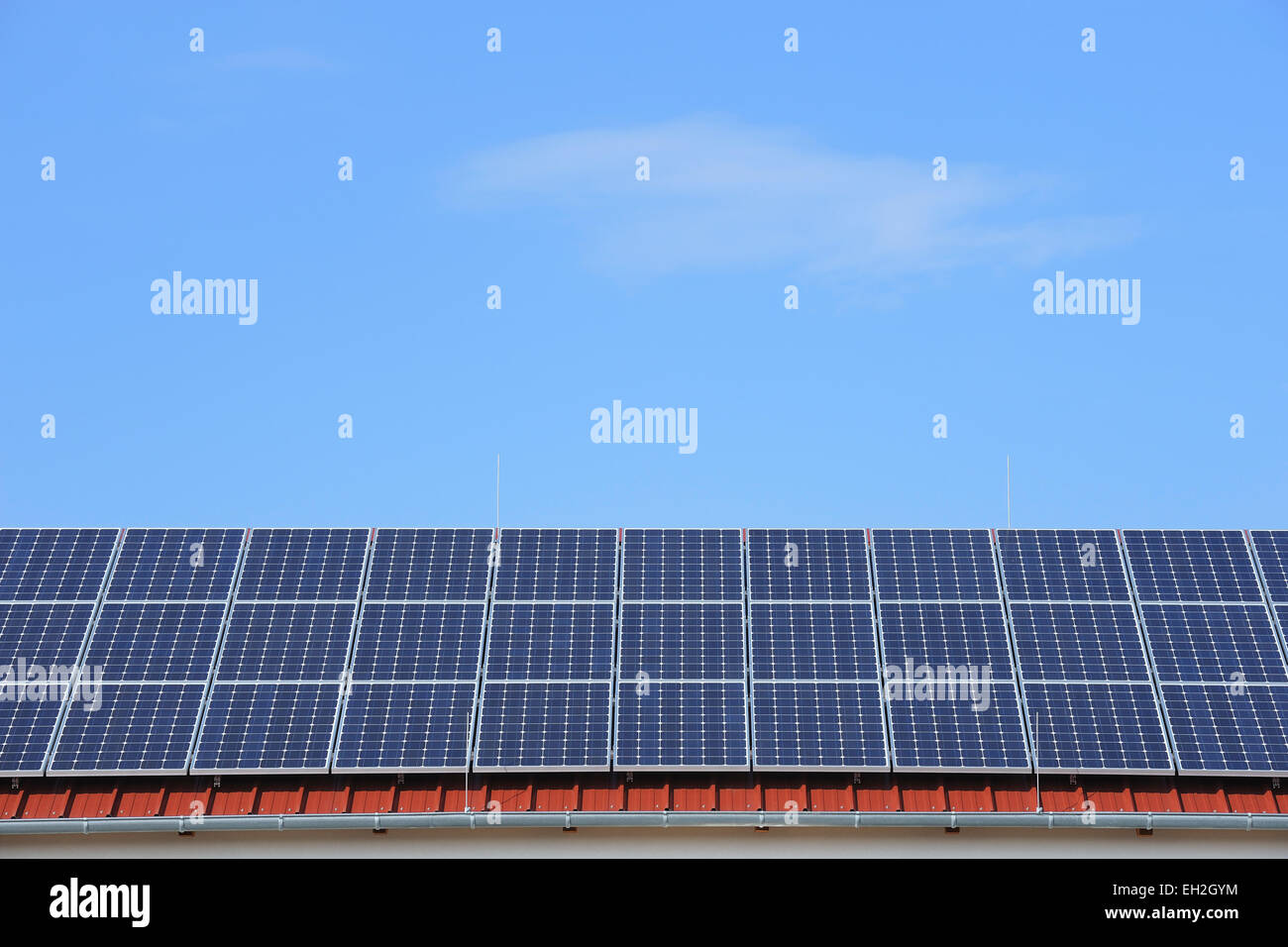 Sonnenkollektoren auf dem Dach, Hessen, Deutschland Stockfoto