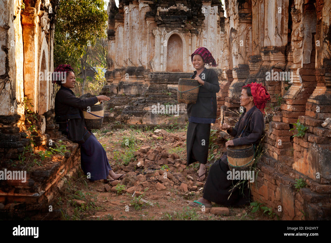 Drei lokalen burmesischen Frauen reden in den Shwe Inn Tain Pagode Ruinen, Inle-See, Myanmar (Burma), Asien Stockfoto