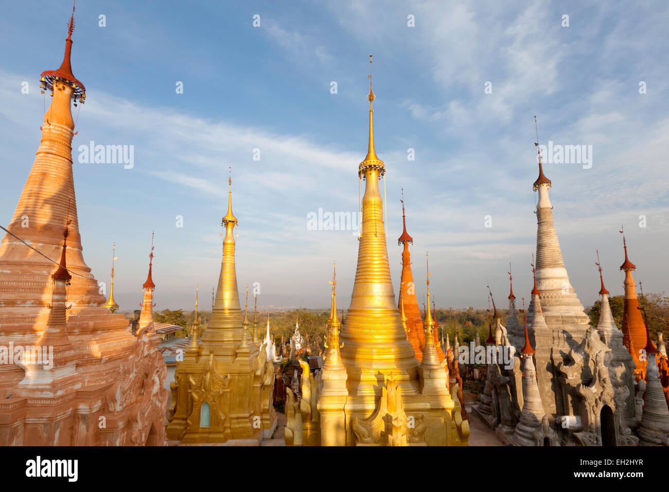 Bunten Tempel im Inlay Shwe Inn Tain Pagode, Inle-See, Myanmar (Burma), Asien Stockfoto