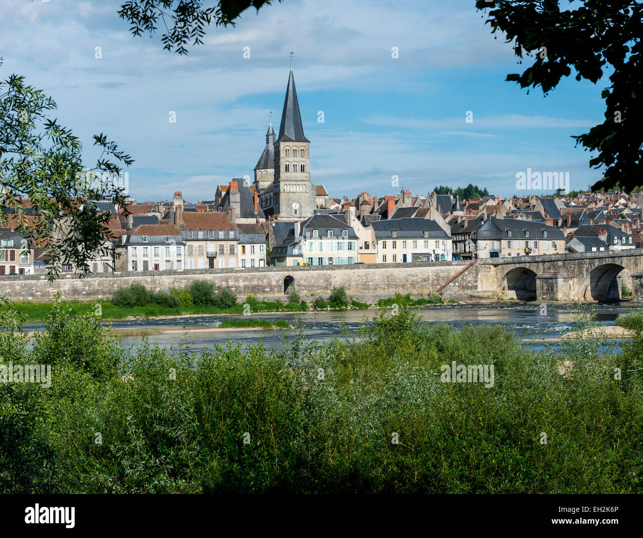 Die Stadt La Charite-Sur Loire mit alten Häusern und der Kirche in Frankreich. Stockfoto