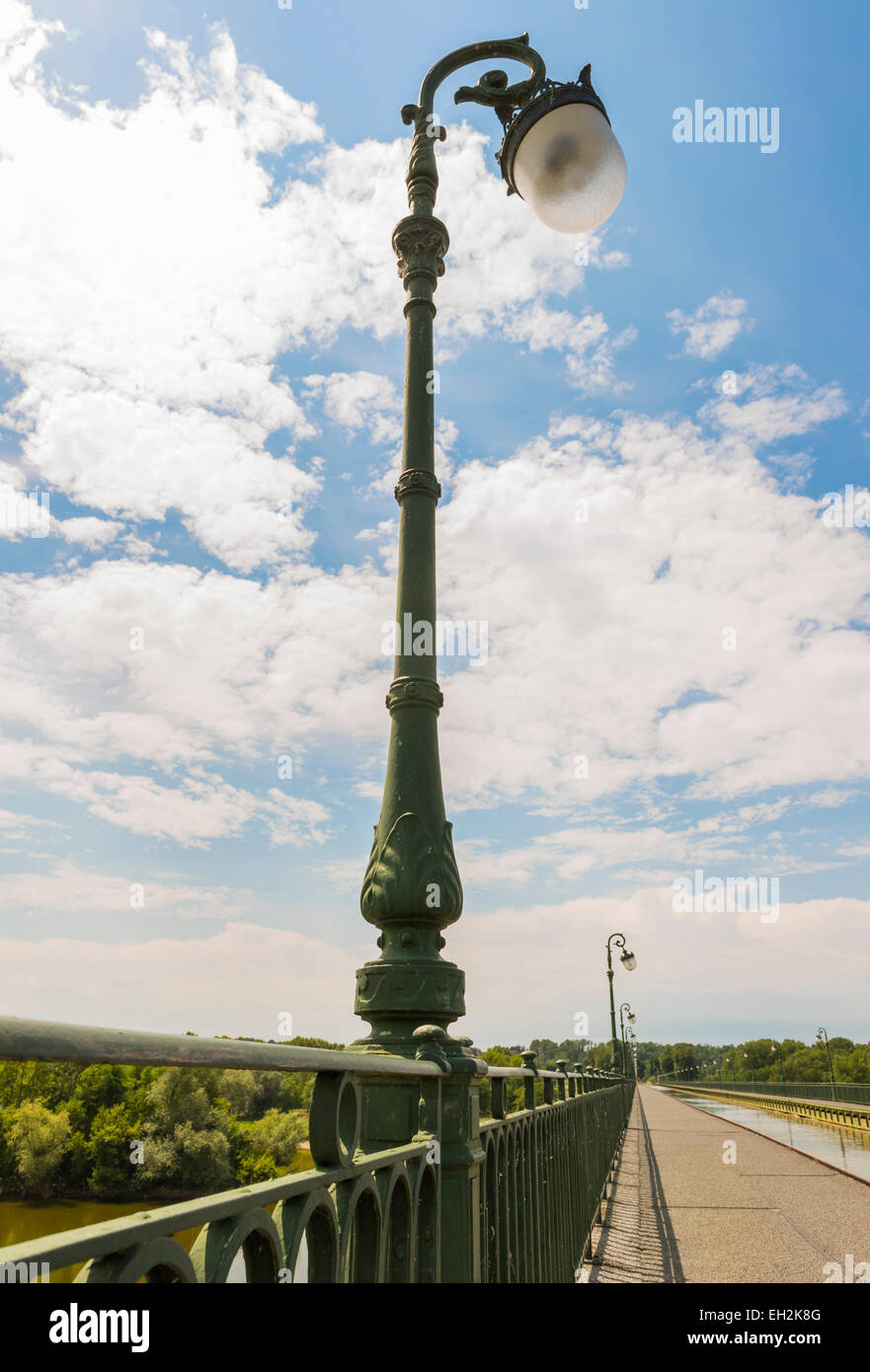 Alte grüne Laternen entlang der Pont Canal de Briare in Frankreich. Stockfoto