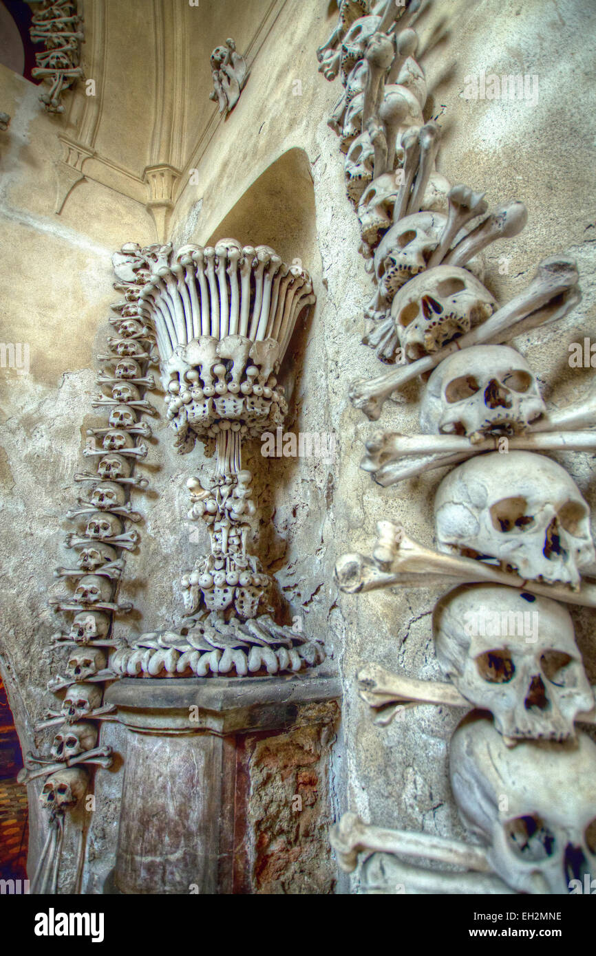 alte Knochen und Schädel in der gotischen Kapelle von Kutna Hora. Beinhaus. Stockfoto