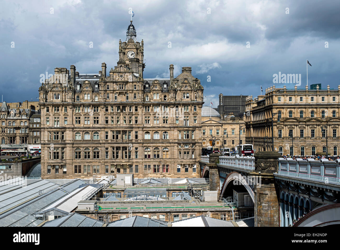 Das Balmoral Hotel mit North Bridge und Waverley Station im Vordergrund. Stockfoto