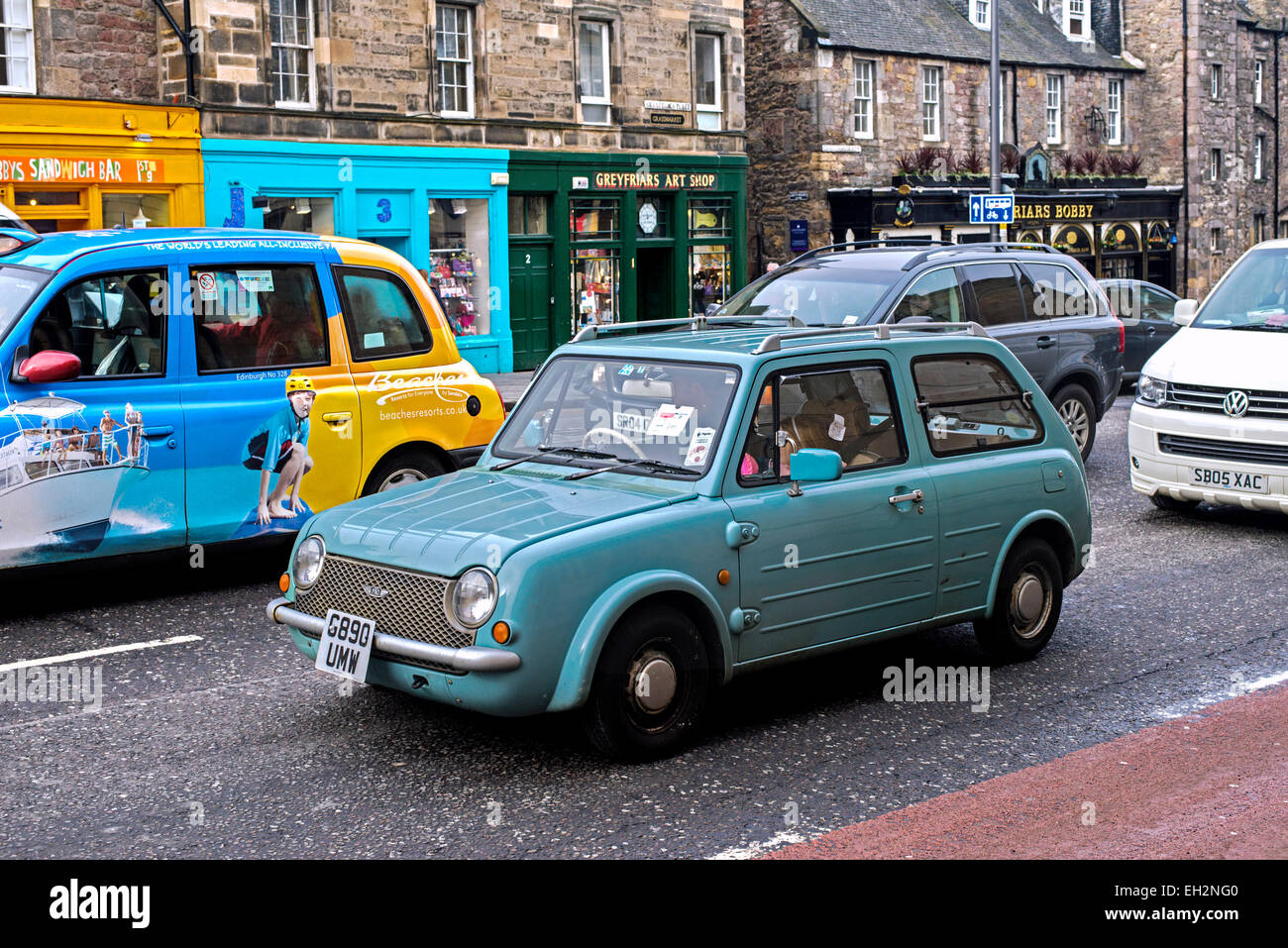 Ein Nissan Pao, ein Retro-Stil Auto von Nissan Motors, sitzen im Verkehr auf George IV Bridge in Edinburgh, Schottland, Großbritannien. Stockfoto