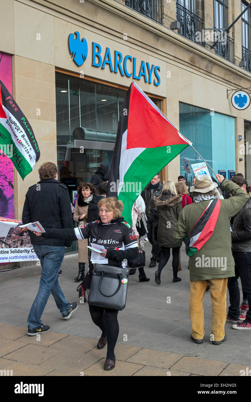 Pro-palästinensische Protest außerhalb eine Filiale der Barclays Bank auf Prince Street, Edinburgh, Schottland, UK statt. Stockfoto