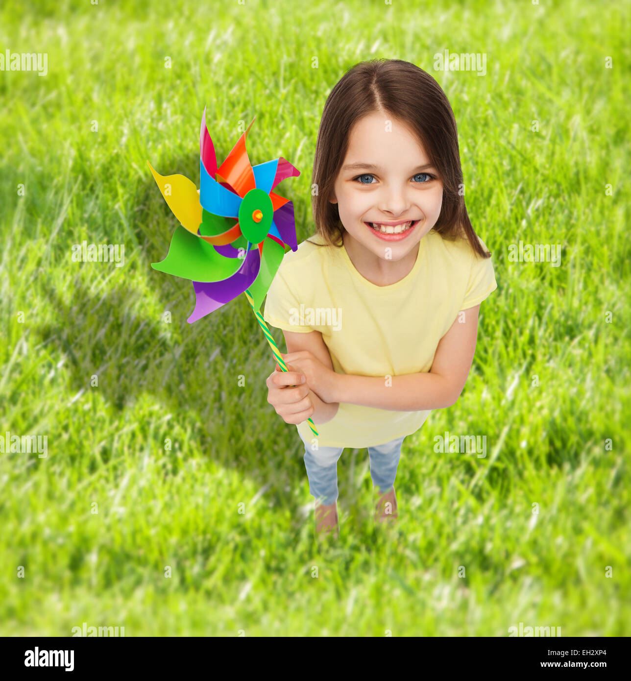 lächelndes Kind mit bunten Windmühle Spielzeug Stockfoto