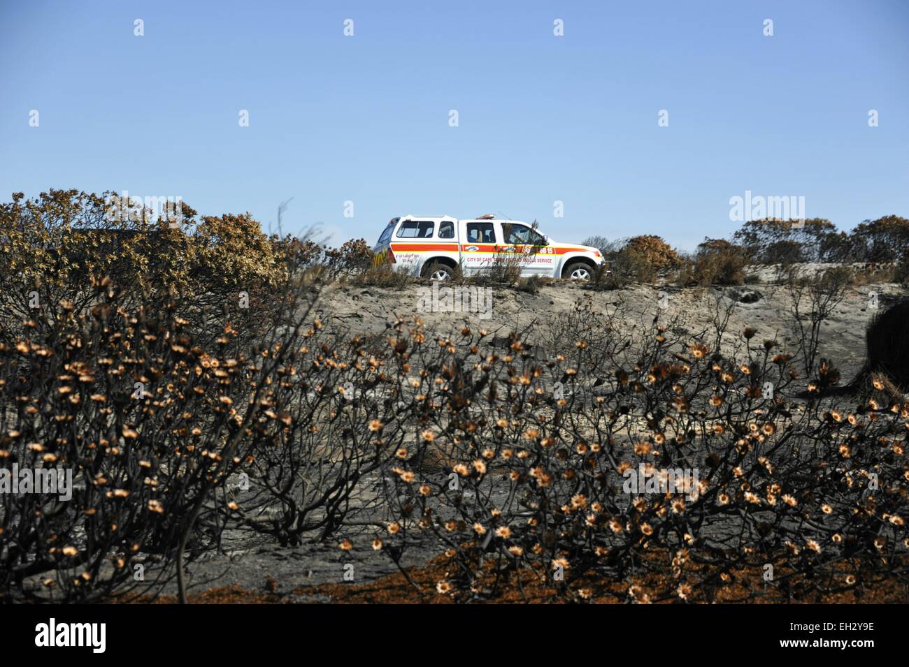 Cape Town, Südafrika. 5. März 2015. Ein Cape Town Feuerwehr fährt übergebenen verbrannten Vegetation am Silvermine Ou Kaapse Weg nach fünf Tagen der Waldbrände, die Tausende von Hektar Land auf der Kap-Halbinsel südlich von Tafelberg zerstört haben.  Die Brände erstreckte sich über das Gebirge von Muizenberg im Osten über Hout Bay und Fishhoek im Westen. Starke Winde haben Bemühungen, die Brände enthalten behindert worden. Bildnachweis: STUART WALKER/Alamy Live-Nachrichten Stockfoto