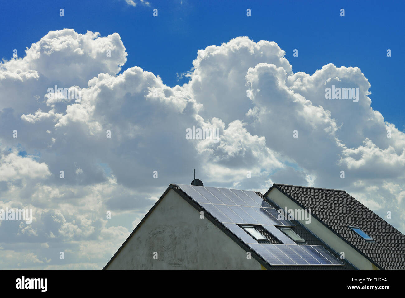 Sonnenkollektoren auf Haus Dach, Hessen, Deutschland Stockfoto
