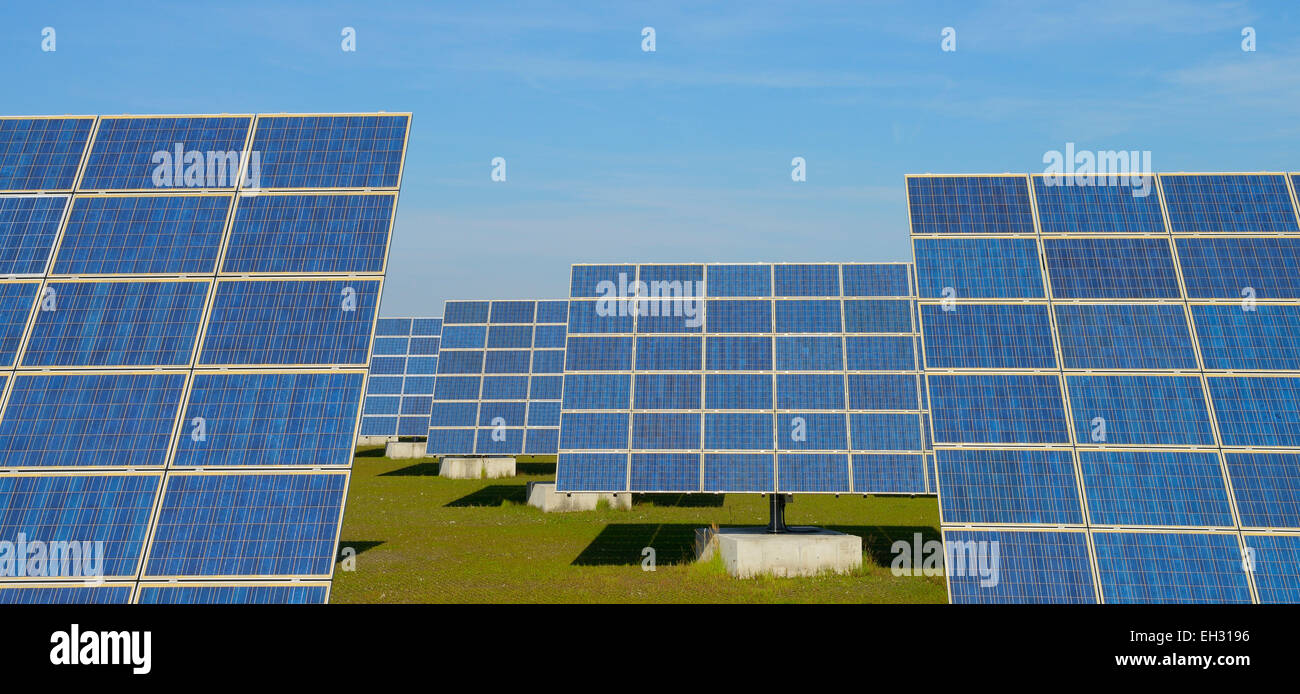 Reihen von Sonnenkollektoren, Hessen, Deutschland Stockfoto