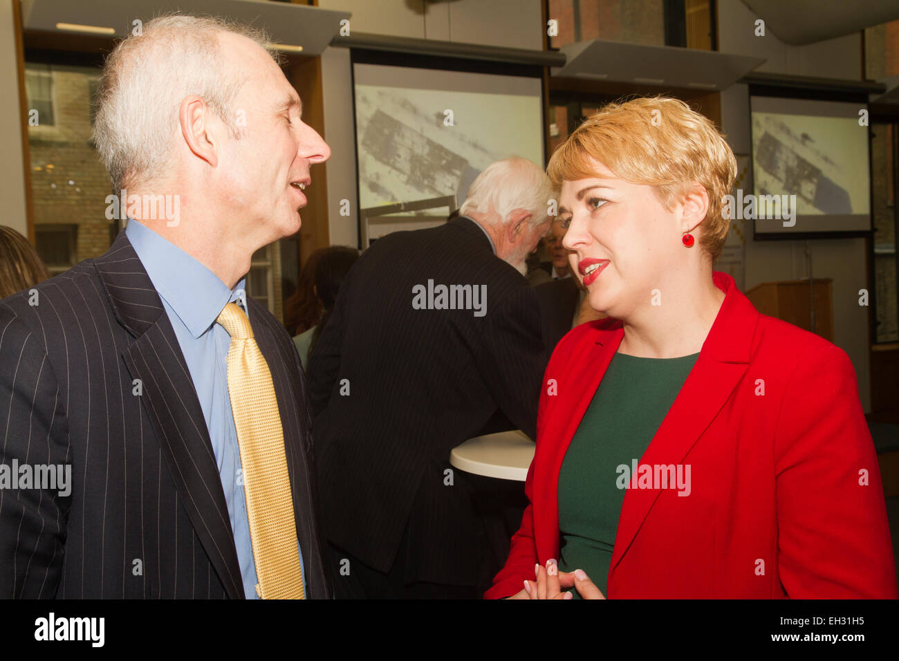 David Lidington MP (L) mit Frau Nataliia Galibarenko auf die globale Freunde der Ukraine Fotoausstellung im House Of Commons, Opfer von Krieg Unterstützung Projekt zu starten. London, Vereinigtes Königreich. 05.03.2015 Stockfoto