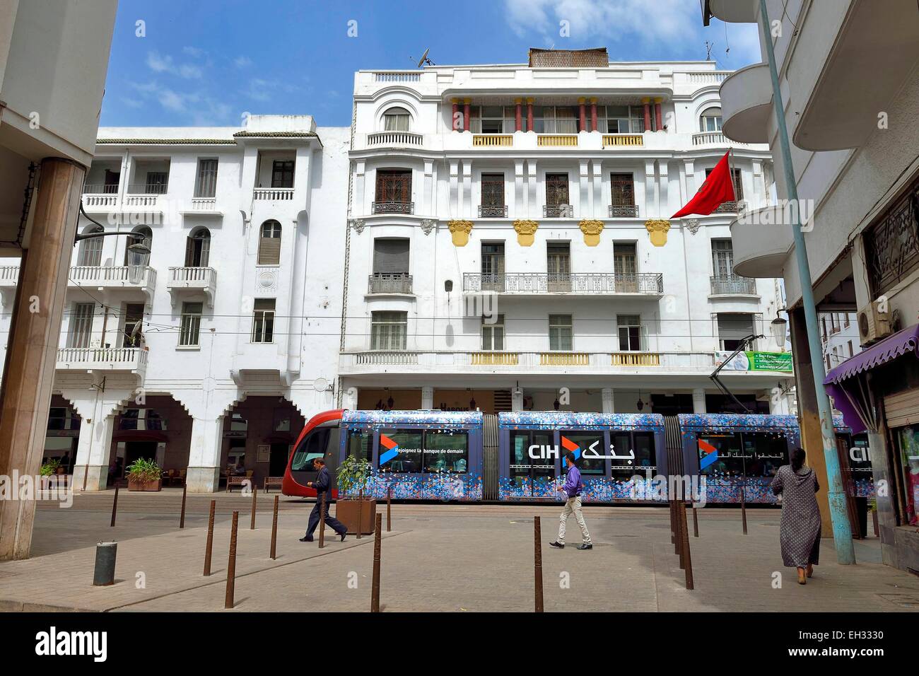 Marokko, Casablanca, Art-Deco-Gebäude auf der Avenue Hassan II und Straßenbahn Stockfoto
