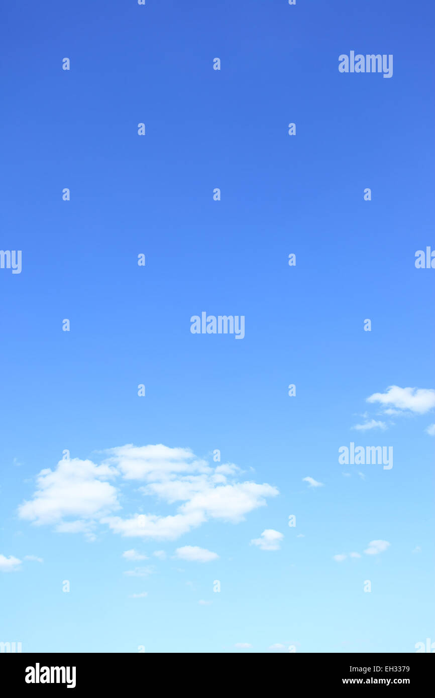 Blauer Himmel mit Wolken mit viel Platz für text Stockfoto