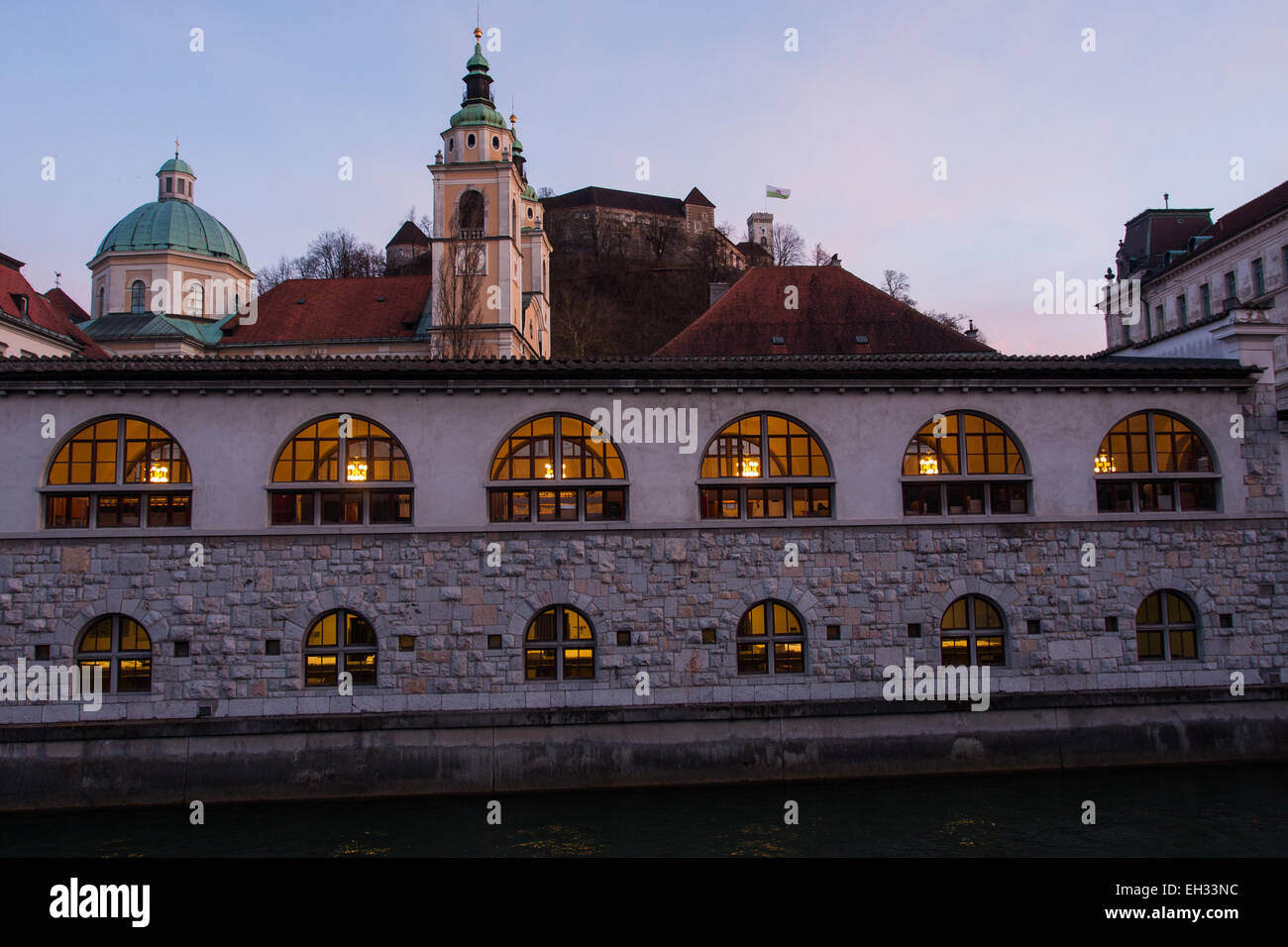 Ljubljanas Altstadt bei Sonnenuntergang. Stockfoto