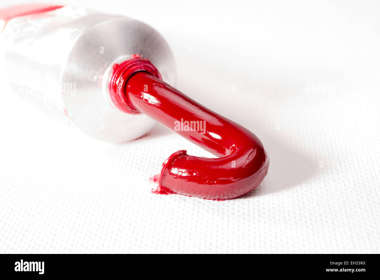 Permanente Alizarin Crimson Ölfarbe gepresst aus der Tube auf weißer Leinwand. Stockfoto
