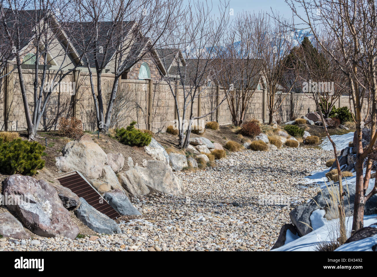 Eine Kombination Xeriscape Regen Garten, Einzugsgebiet und Bioswale im winter Stockfoto