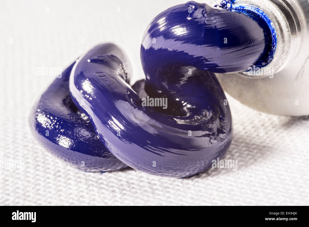 Französisch Ultramarin Ölfarben aus der Tube auf weißer Leinwand gedrückt Stockfoto