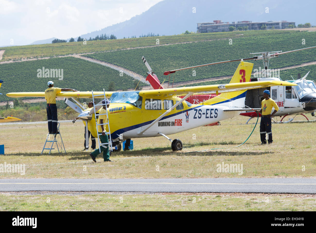 Flugzeug in Stellenbosch in der Brandbekämpfung in der Western Cape Südafrika Spotter-Ebene gewaschen verwendet zur Brandbekämpfung Stockfoto