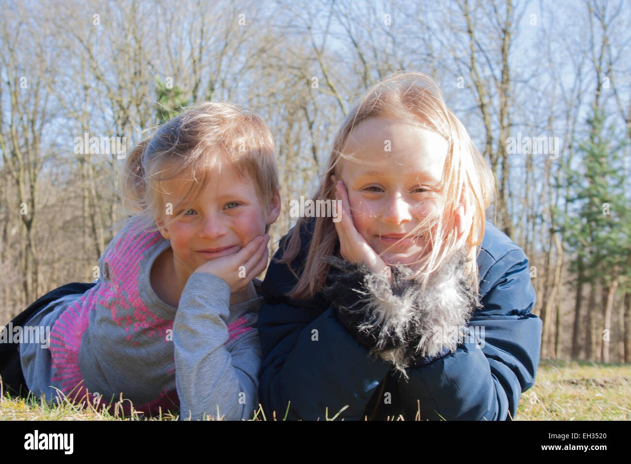 zwei kleine Mädchen Lächeln für die Kamera im Rasen Stockfoto