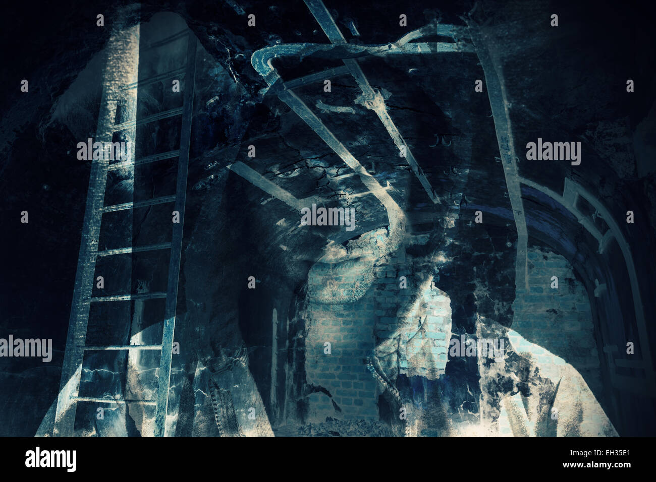 Grauen Hintergrund, verlassenen dunklen Raum mit Geist von gefährlicher Mann in Haube zu abstrahieren. Doppelte Belichtung Fotoeffekt Stockfoto