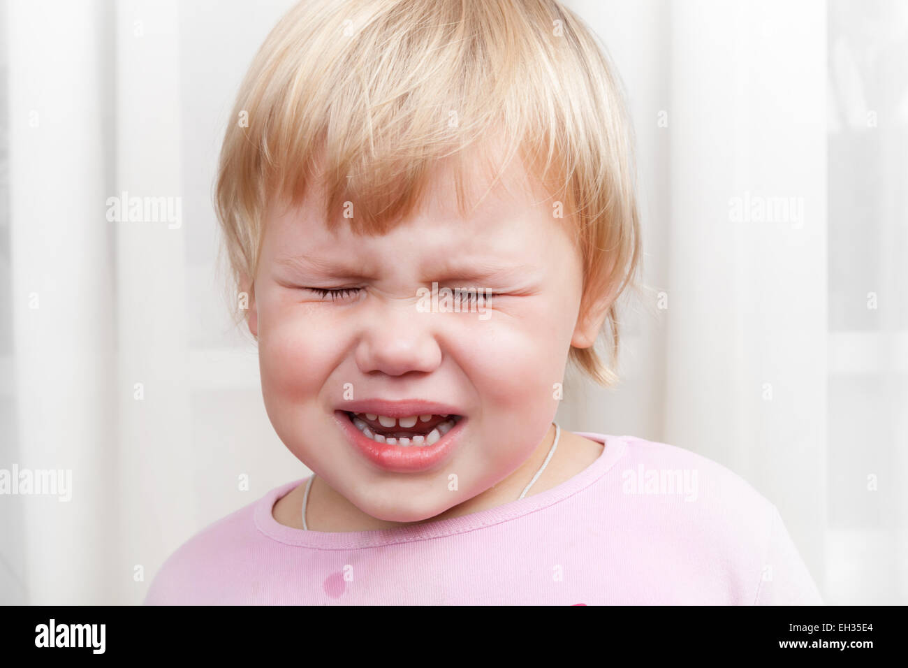 Closeup Portrait von blonde Mädchen Weinen kaukasischen baby Stockfoto