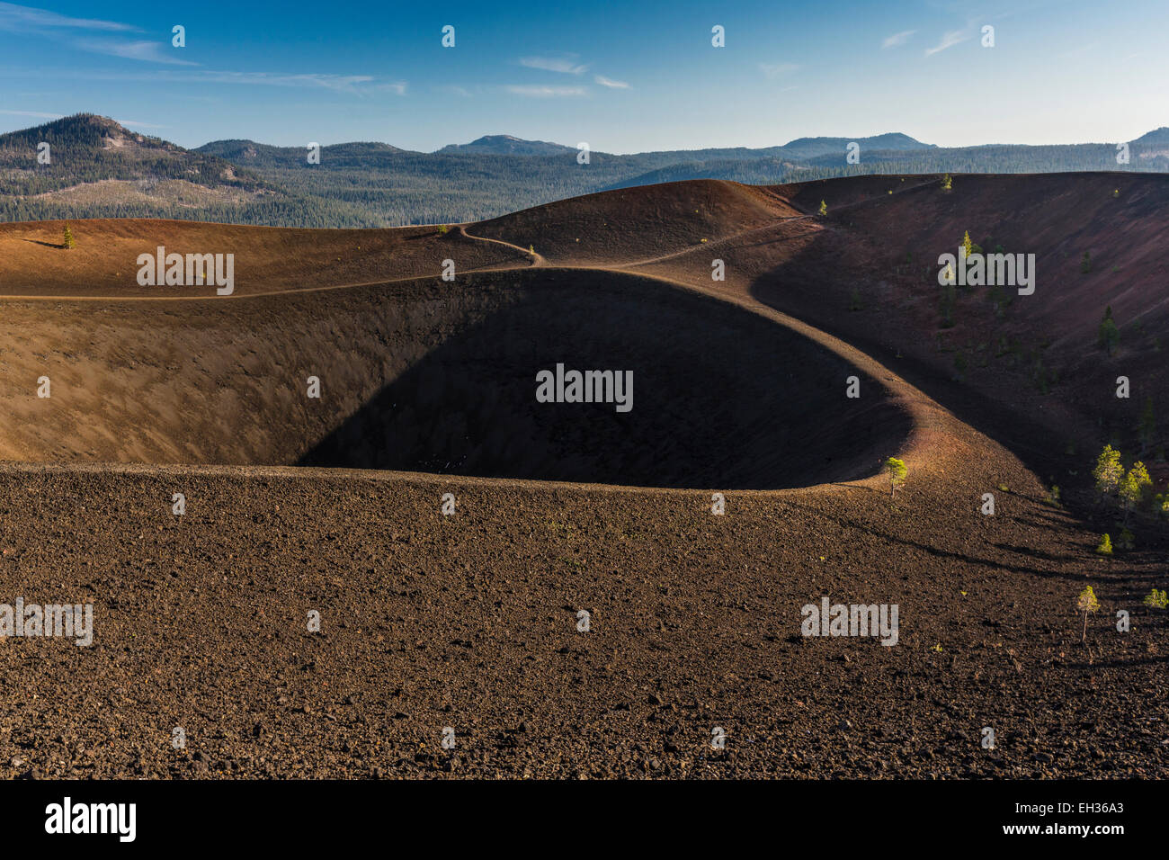 Am Rand der vulkanischer Schlackenkegel auf dem Cinder Cone Trail im Lassen Volcanic National Park, Kalifornien, USA Stockfoto