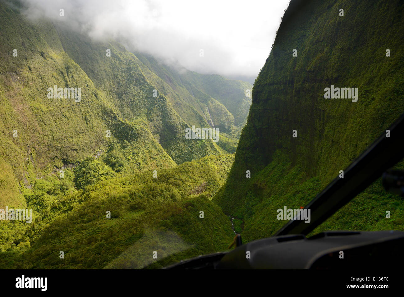 Blick vom Hubschrauber fliegen im Inneren Mount Wai'ale'Ale Krater, Kauai, Hawaii, USA Stockfoto