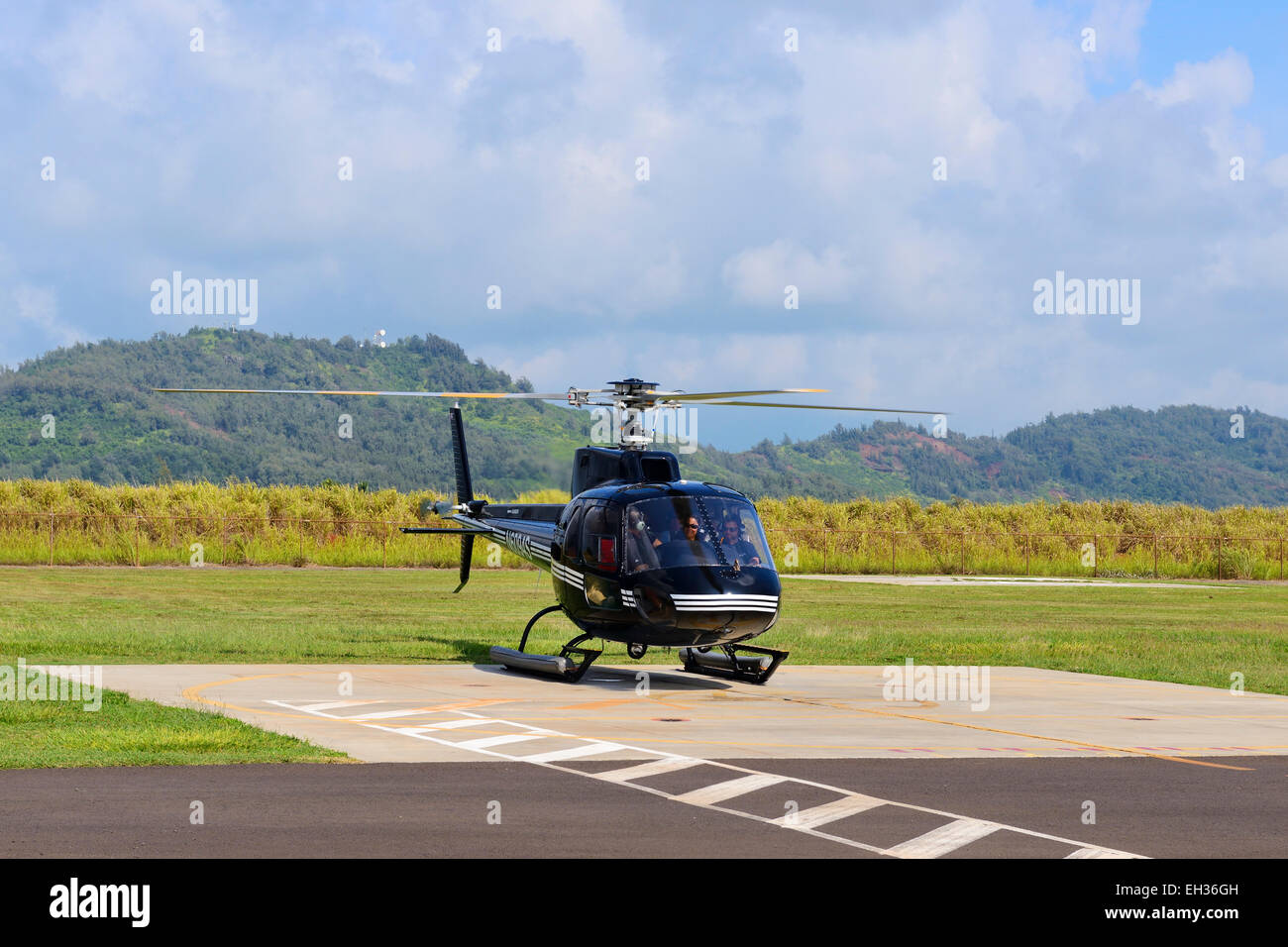 Aerospatiale AS350BA Hubschrauber bereitet für den Start in Lihue Flughafen Lihue, Kauai, Hawaii, USA Stockfoto