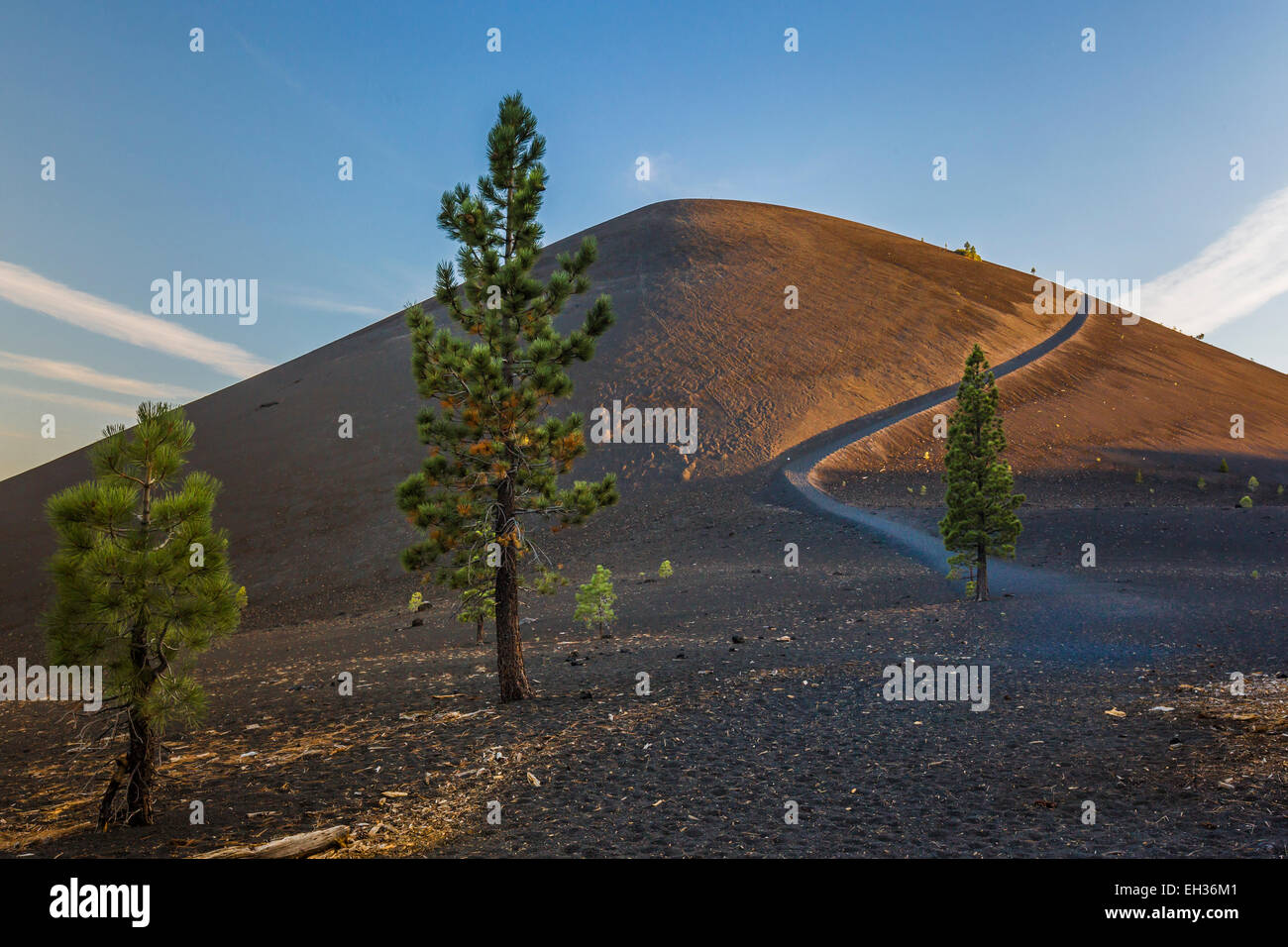 Cinder Cone Trail bis zum Gipfel des Schlackenkegel im späten Nachmittag Licht in Lassen Volcanic Nationalpark, Kalifornien, USA Stockfoto