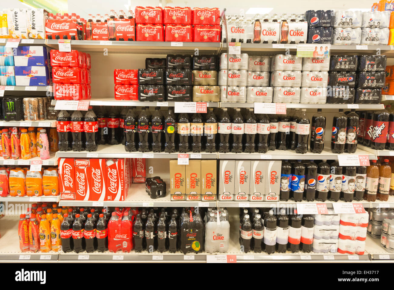 Coca Cola kohlensäurehaltige Erfrischungsgetränke Sorten gestapelt im Supermarktregal Stockfoto