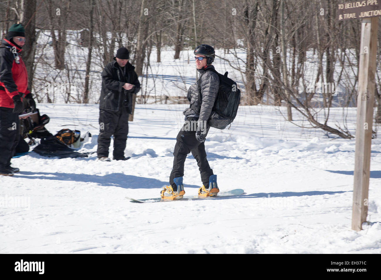 Eine abenteuerliche Skifahrer überquert die halbe-Marke bei der Thunderbolt-Skirennen im März 2015 auf Mount Greylock, Adams, MA. Stockfoto