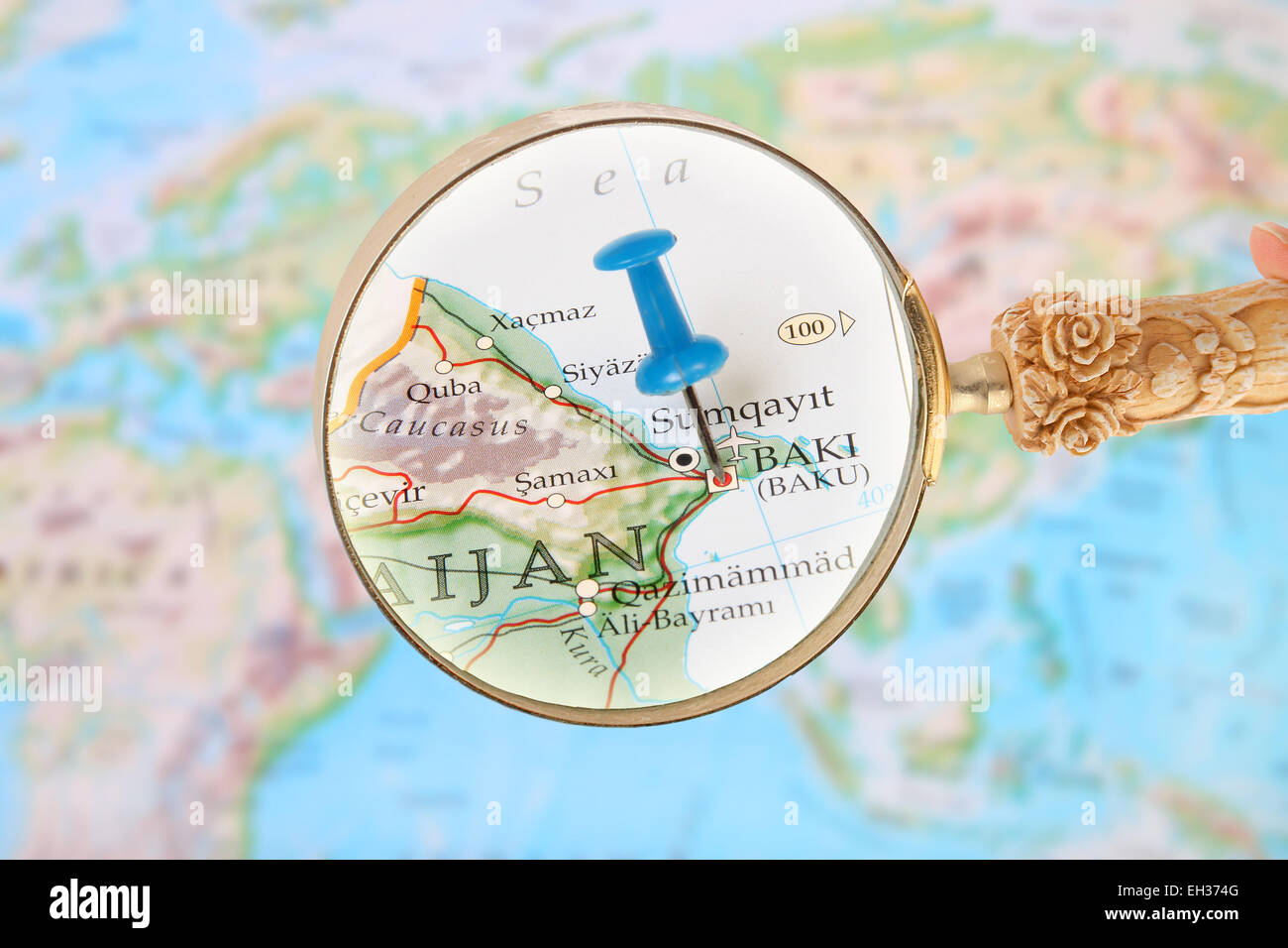 Blaue Tack auf Karte von Asien mit Lupe suchen in auf Baki oder Baku, Aserbaidschan Stockfoto
