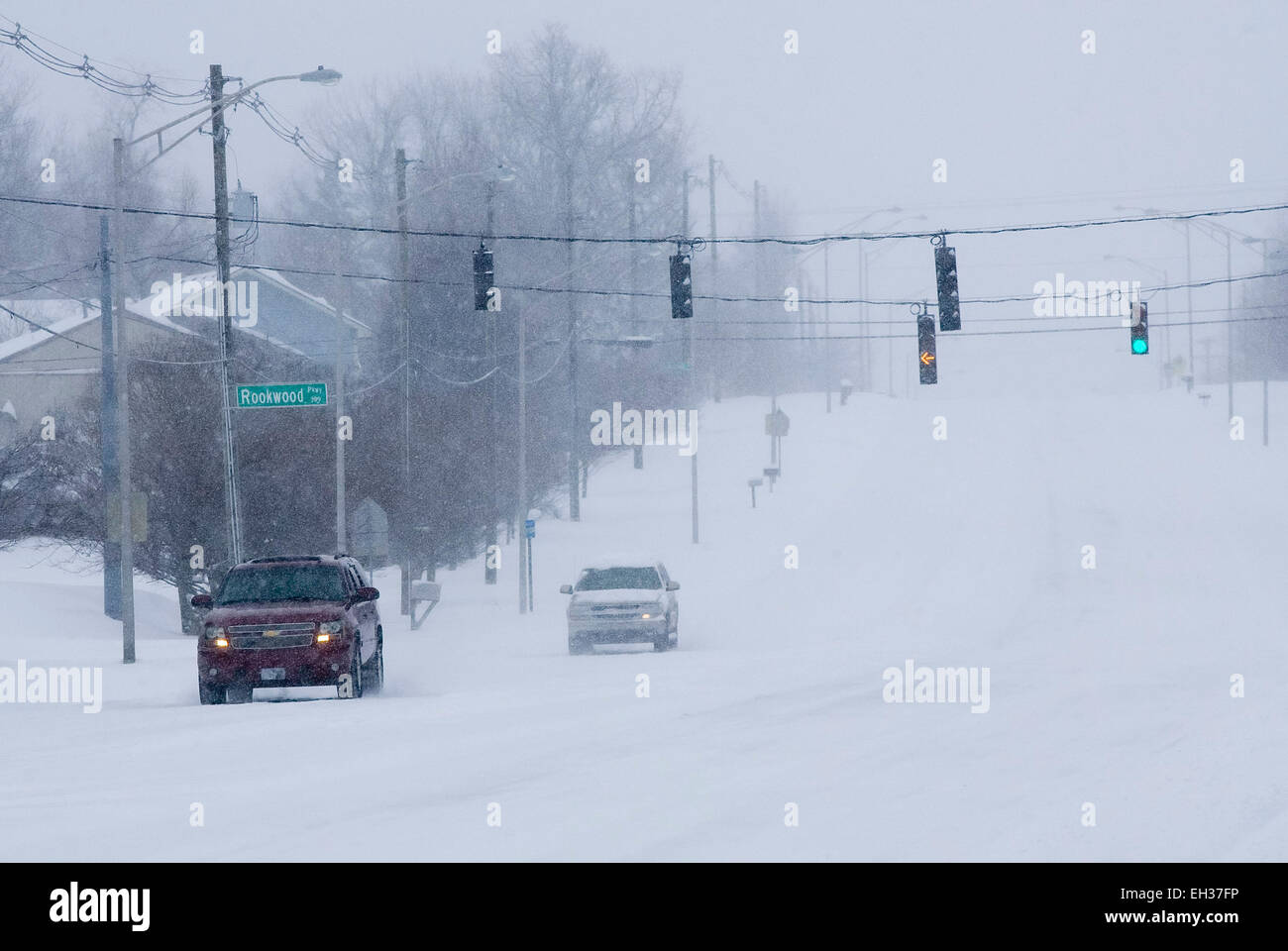 Am Donnerstag, den 5. März 2015, durchqueren zwei Fahrzeuge eine ausgewehte Bryan Station Road, wenn in Lexington, KY, USA, Schnee fällt. Der Gouverneur erklärte zum zweiten Mal innerhalb von 17 Tagen einen landesweiten Notfall, nachdem ein Wintersturm in weniger als 17 Stunden bis zu 21 Zoll Schnee auf den Staat abwarf, einschließlich eines neuen Rekordauftrags von 17.1 Zoll in Lexington, Kentuckys zweitgrößter Stadt. (APEX MediaWire Foto von Billy Suratt) Stockfoto