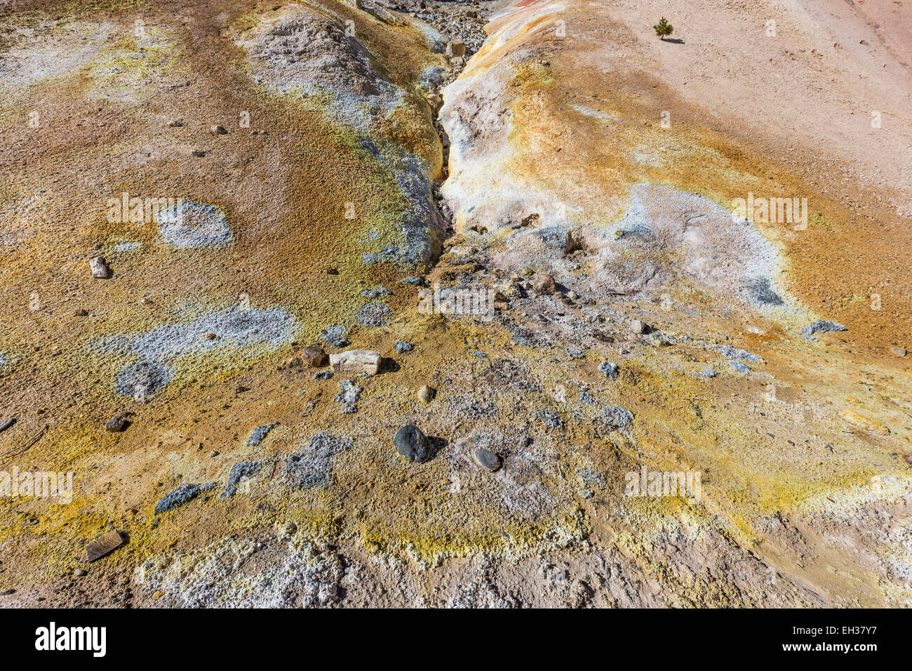 Erde dramatisch farbige Mineralien im Bereich historische Schwefel Werke in Lassen Volcanic Nationalpark, Kalifornien, USA Stockfoto