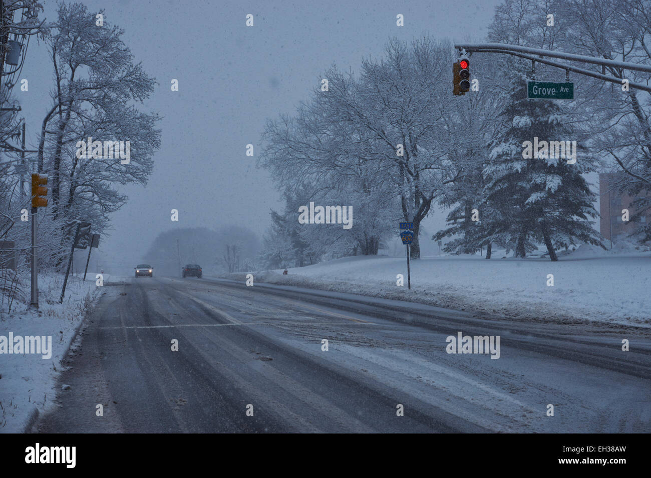 Amerikanischen Vorort Straße in einem Schneesturm, New Jersey, USA Stockfoto