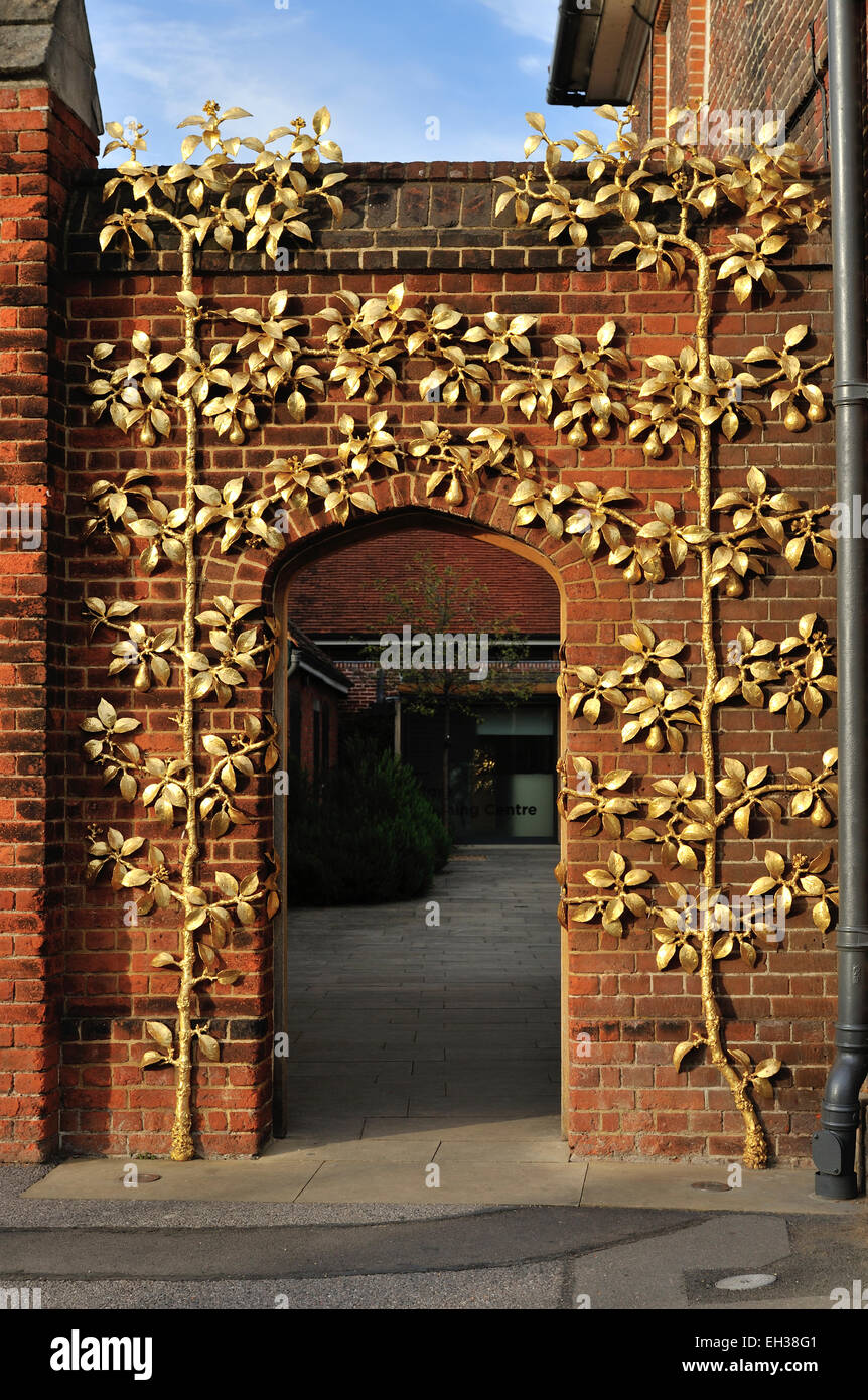 Tor zum Clore Learning Centre und die Gärten, Hampton Court Palace, London, UK Stockfoto