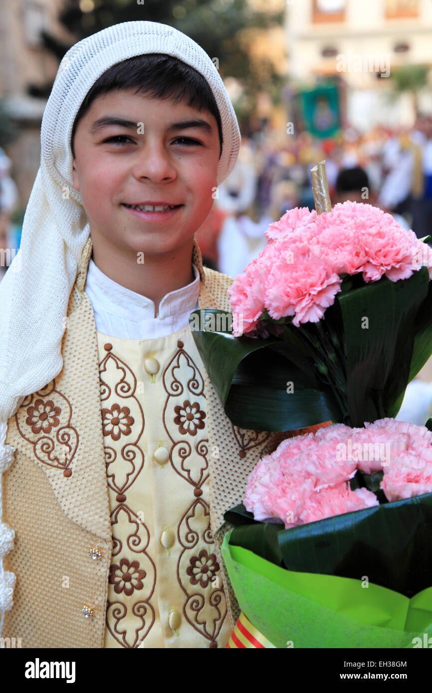 Porträt eines jungen Mannes im traditionellen Las Fallas Festival Kostüme halten Blumen Stockfoto