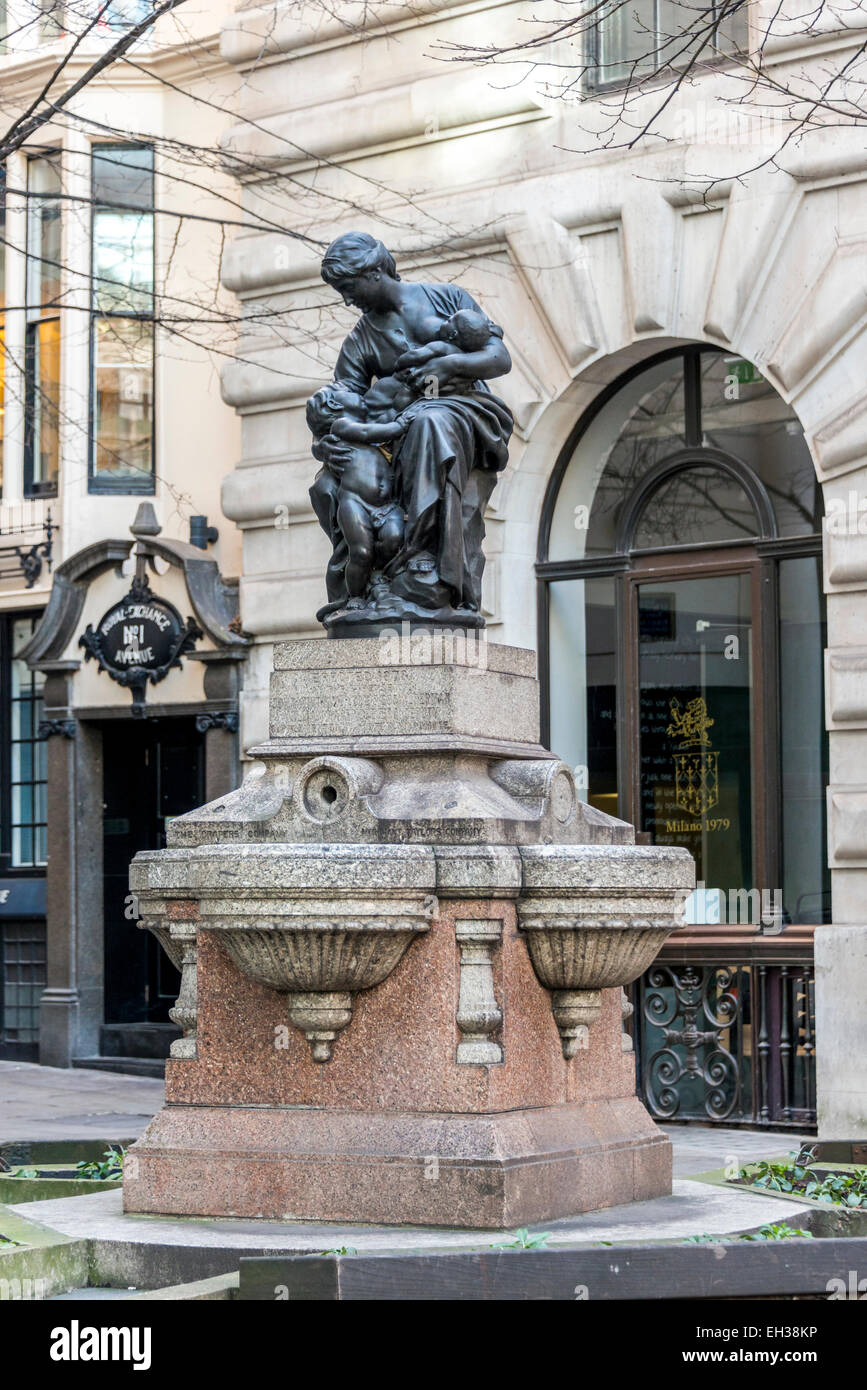Nächstenliebe (oder Mutterschaft) ist ein Trinkbrunnen in der Royal Exchange Avenue in der City of London, von Jules Dalou Stockfoto