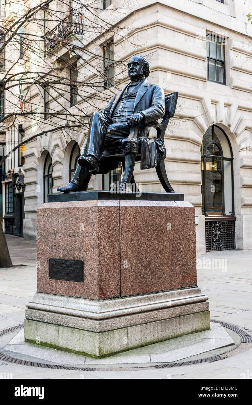 Eine Statue von Philanthrop George Peabody in der Nähe der Royal Exchange in der City of London. Stockfoto