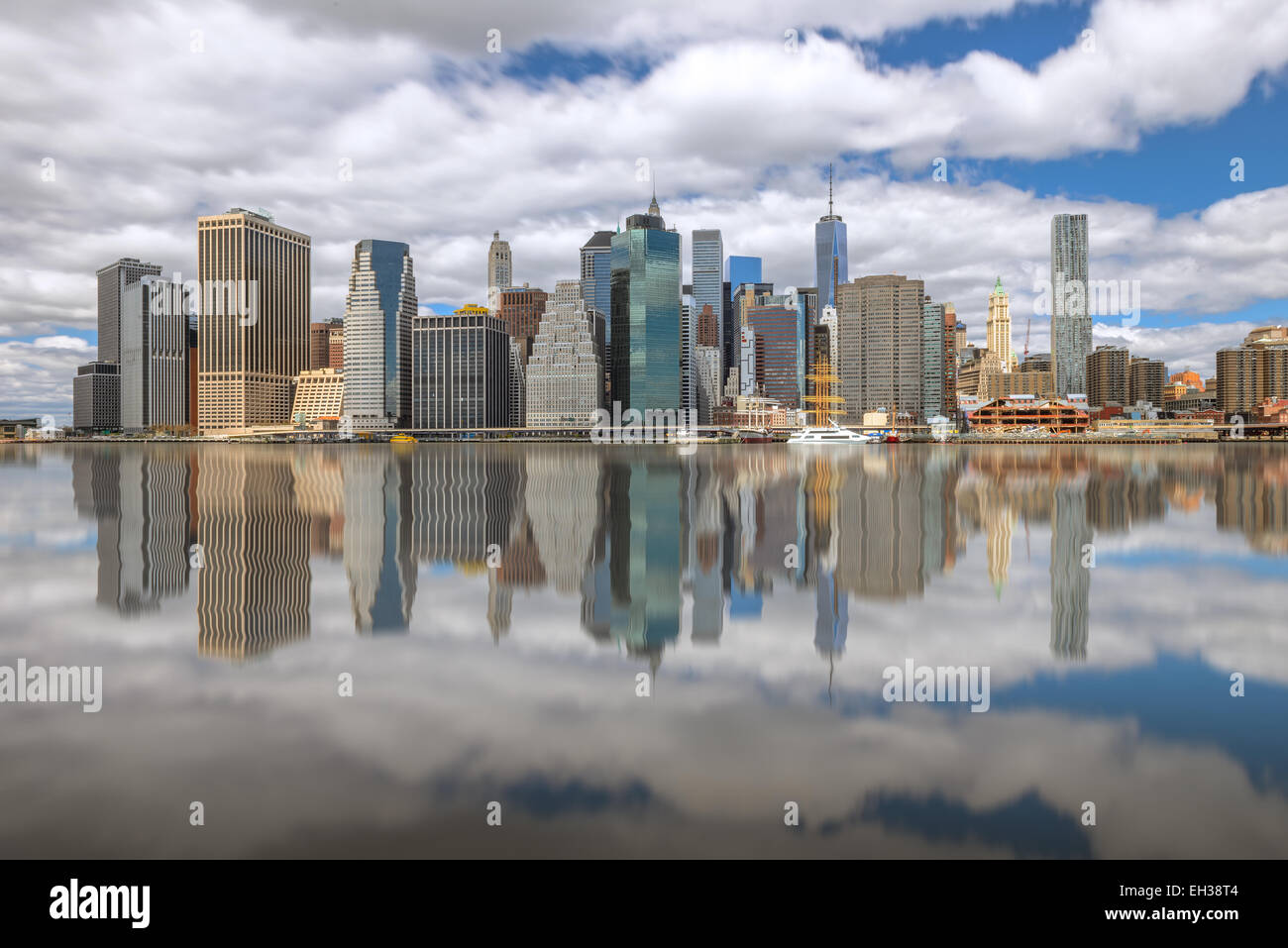 Lower Manhattan Skyline, Blick vom Brooklyn Bridge Park. Stockfoto