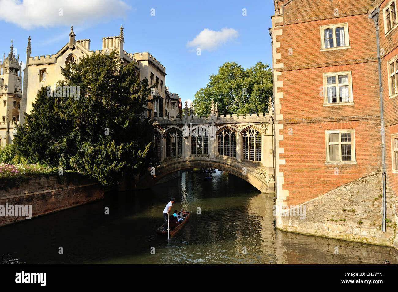 Menschen Stechkahn fahren am Fluss Cam unter der Seufzerbrücke, Str. Johns Hochschule, Cambridge, UK Stockfoto