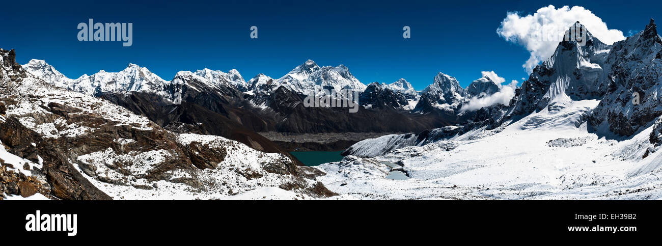 Panorama des Himalaya-Gipfel: Everest, Lhotse, Nuptse und andere. Trekking im Himalaya. Ultra-high-resolution Stockfoto