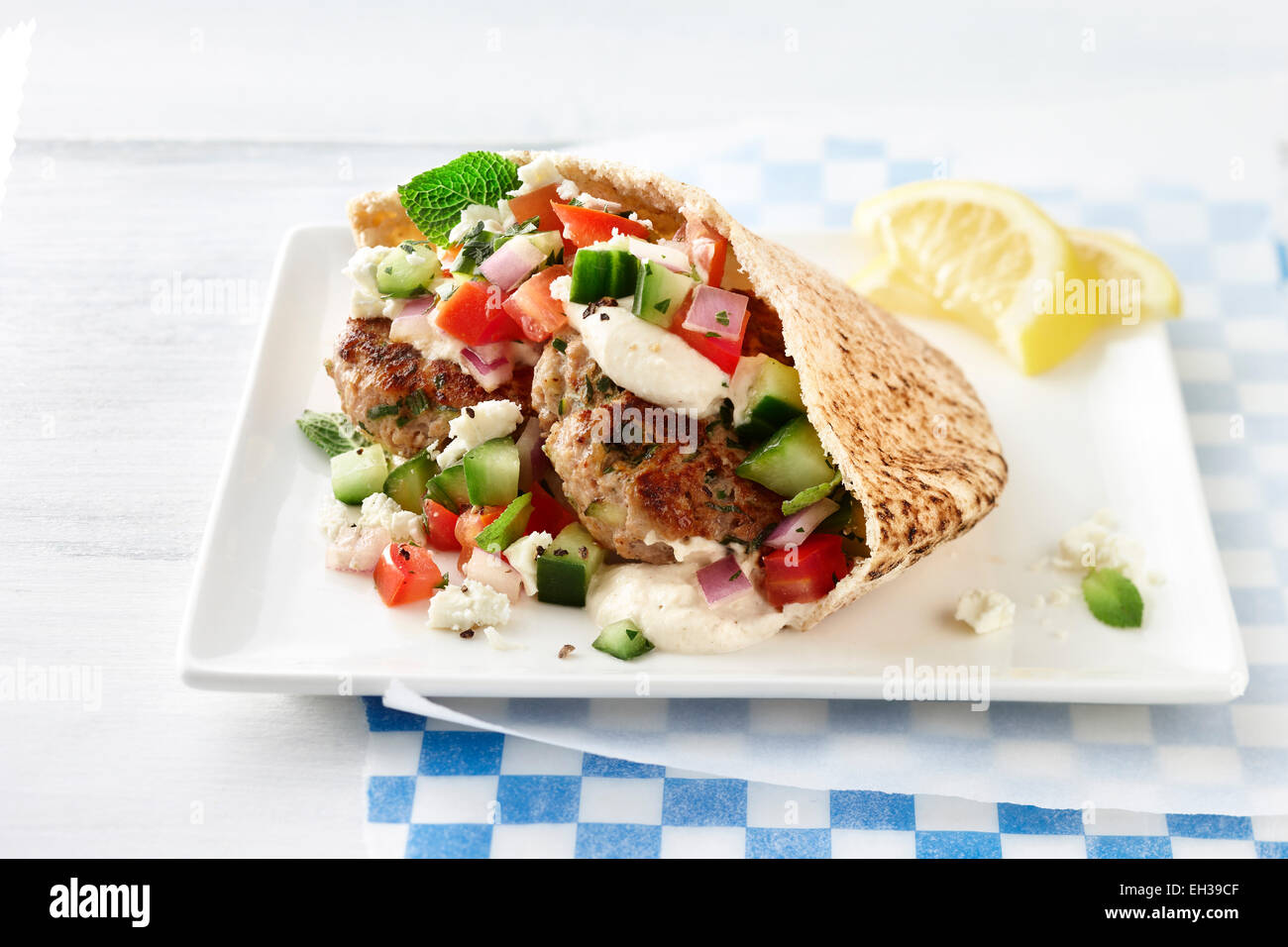 Türkei-Pastetchen mit Gurke und Feta Käse in Pita-Brot, Studio Shot Stockfoto