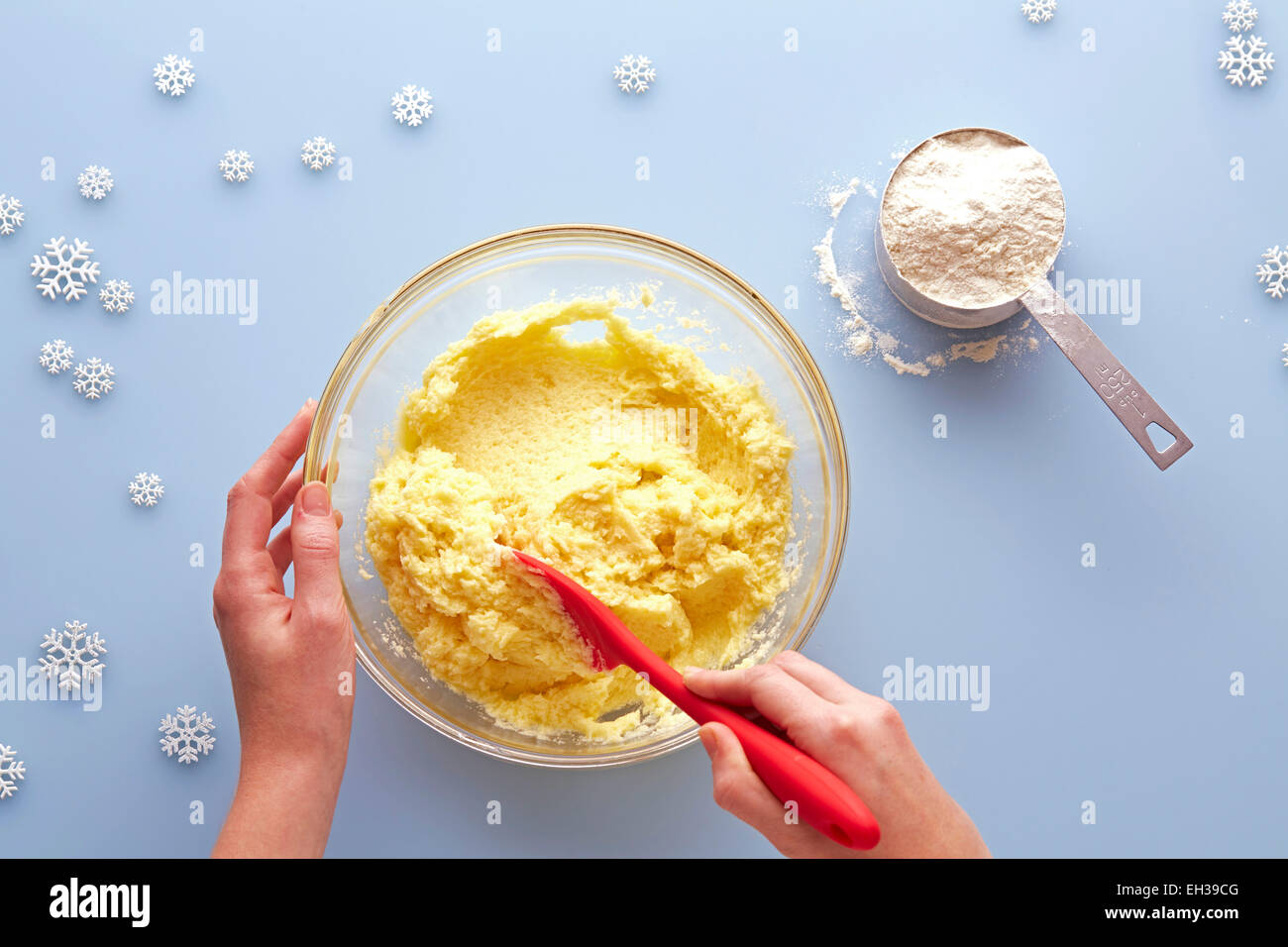 Draufsicht von Frauenhand Zucker Cookie Teig rühren Stockfoto