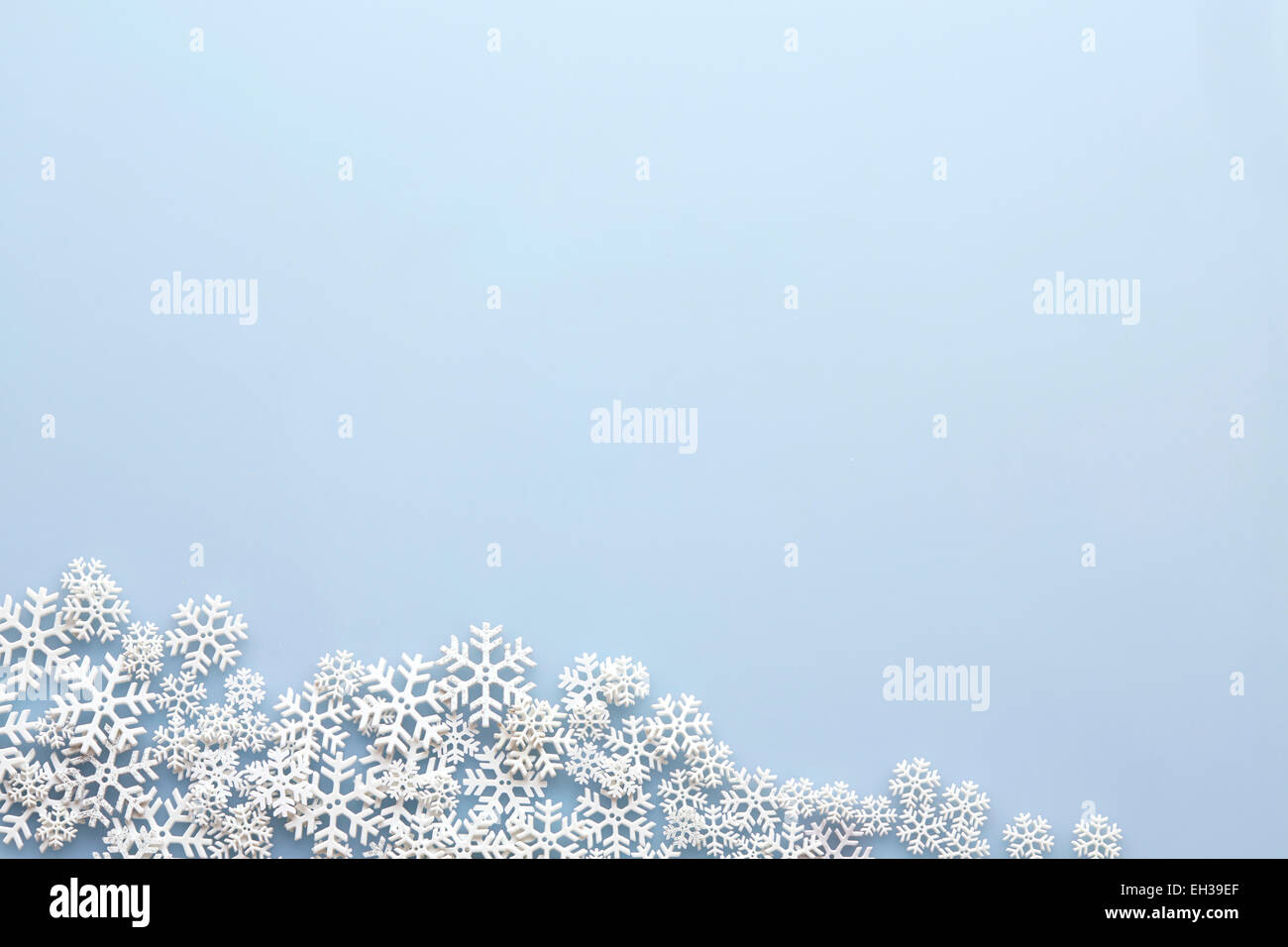 Schneeflocken auf blauem Hintergrund Stockfoto