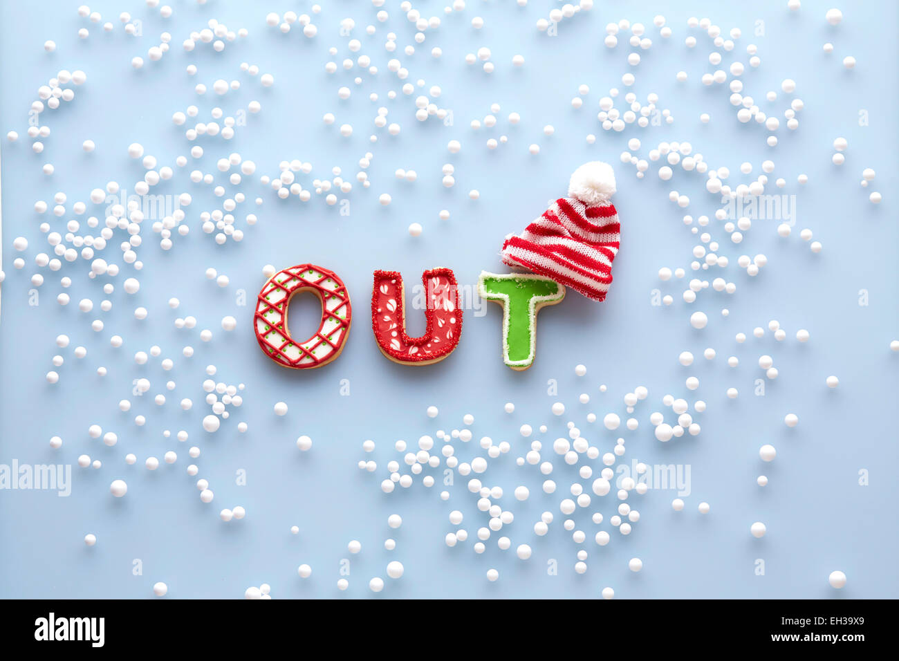 Obenliegende Ansicht von Sugar Cookies Rechtschreibung mit Touque und Schnee auf blauem Hintergrund Stockfoto